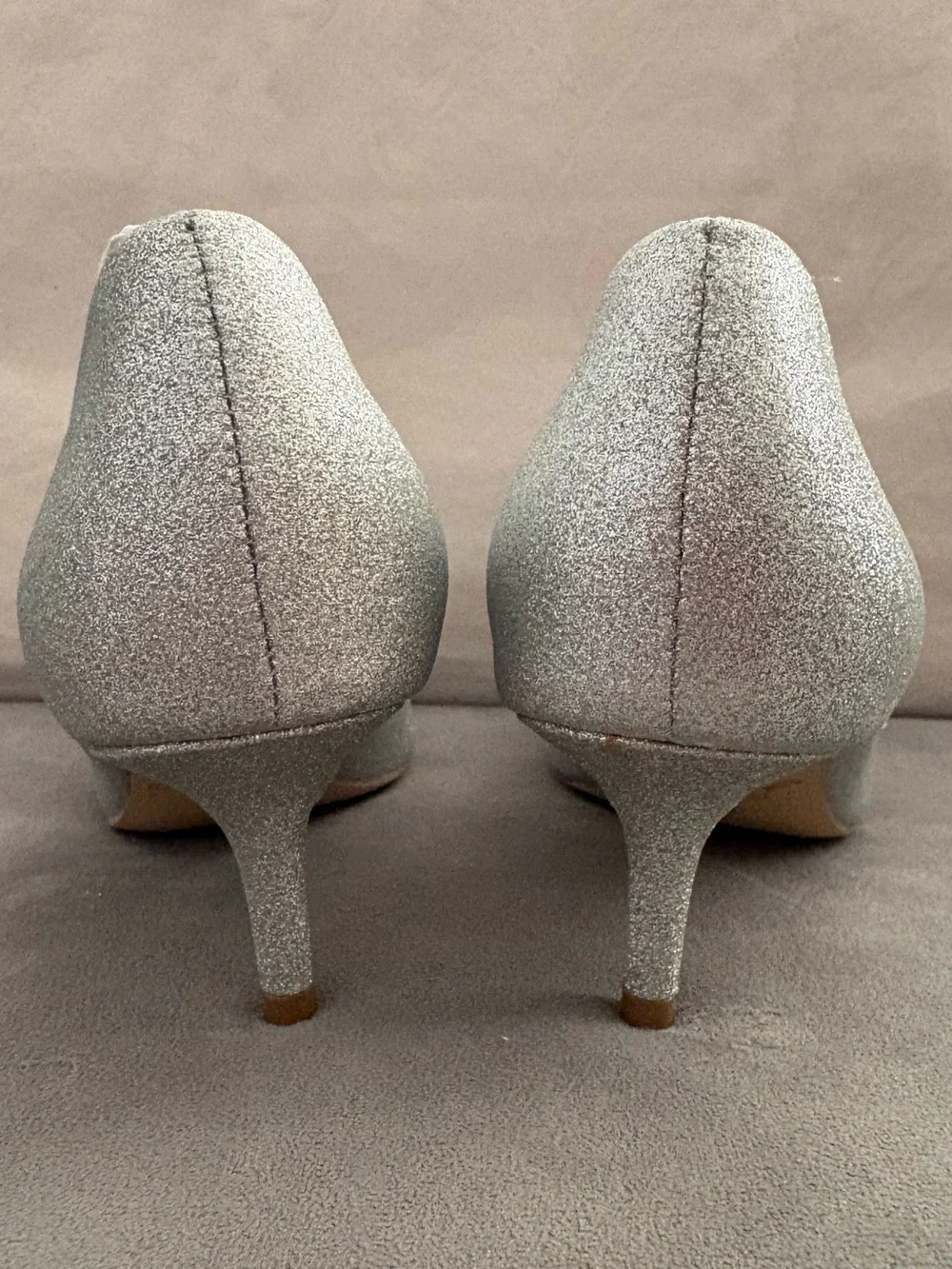 Jewel Badgley Mischka Women’s Silver Glitter Pointed Toe Kitten Heel Pumps US 8